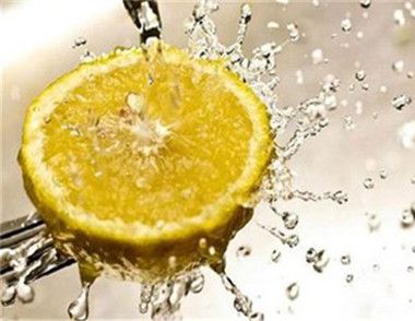 柠檬泡水有哪些功效 泡柠檬的水温多少度比较好