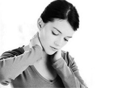 上班时颈部酸痛怎么回事 放松颈椎的方法有哪些