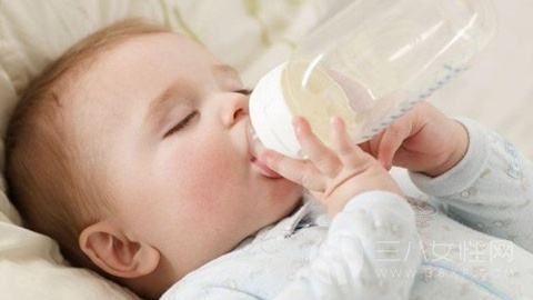 奶瓶喂奶的正确方法