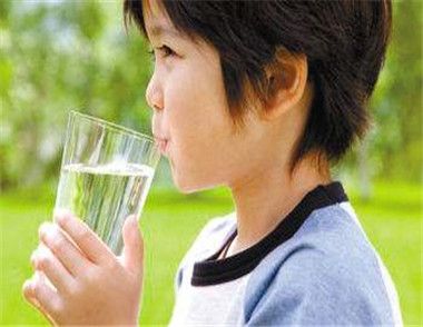 小孩子感冒发烧要喝白开水吗 发烧感冒喝水的好处