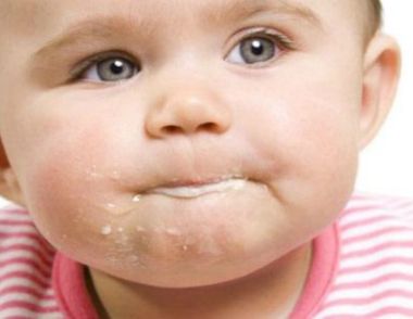 嬰兒吐奶是怎麼回事 怎樣防止嬰兒吐奶