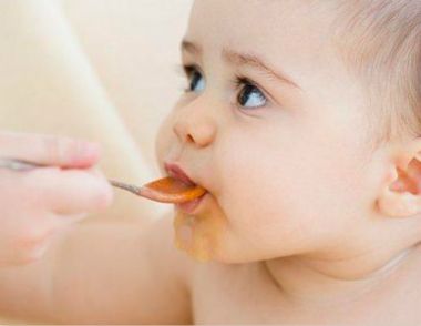 如何判断宝宝是否吃饱了 宝宝饿了会有什么表现