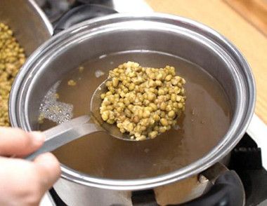 绿豆汤煮出来为什么是红色 绿豆怎么煮才会变绿