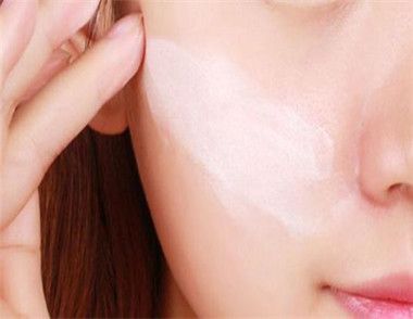 长期使用素颜霜对皮肤伤害大吗 素颜霜和防晒喷雾哪个先用