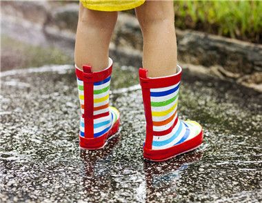 妈妈送娃突滑倒是怎么回事 怎么防止雨天滑倒