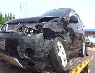 剐蹭林肯反抽司机耳光是怎么回事 刮擦到别人的车怎么办