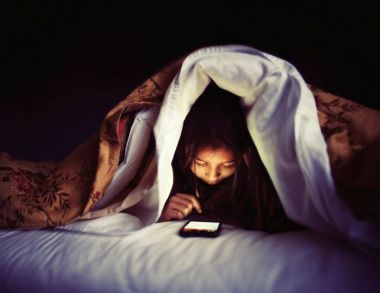 半年晕倒四次是什么原因 睡前玩手机对身体有什么影响