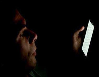 熬夜玩手机致干眼症是怎么回事 熬夜玩手机的危害