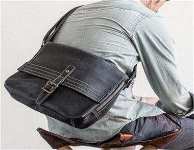 2018流行什么男款包包 皮质包包脏了怎么清洗