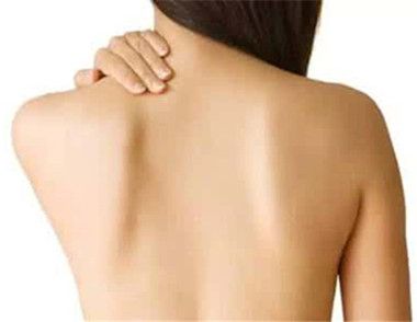 上班时背部酸痛怎么回事 哪些简单运动可以缓解背部肌肉酸痛