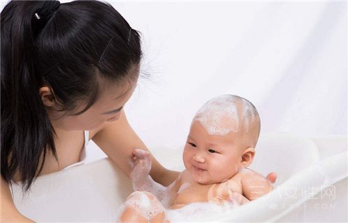 怎么给新生儿挑选洗发沐浴产品.png