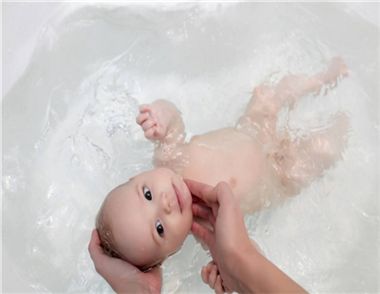夏天怎么给新生儿洗澡 给新生儿洗澡需要注意什么