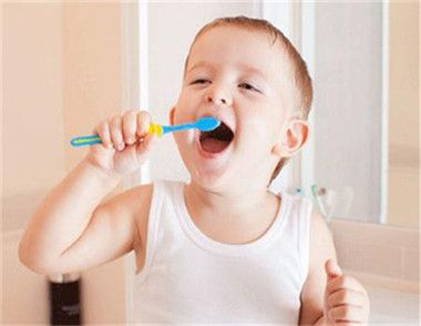 宝宝应该多大开始刷牙 宝宝的牙刷该怎么选