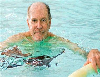 游泳对于老年人的好处 老人多少岁不能游泳