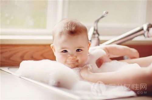 给新生儿洗澡需要注意什么.png