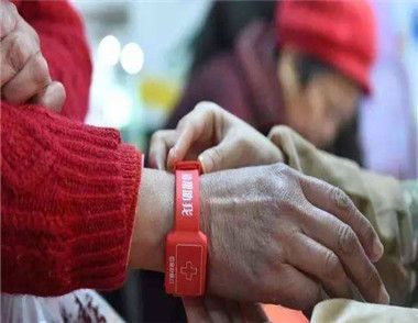 喂迷路老人喝粥是怎么回事？老人迷路走失怎么办？