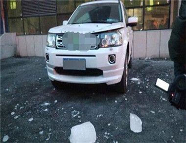 一吨冰块砸扁SUV是什么原因导致的 物业怎么回应一吨冰块砸扁