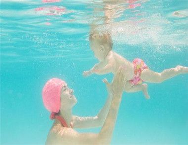 夏天带宝宝去游泳要注意哪些问题 宝宝游泳要带哪些东西