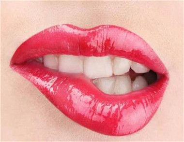 唇紋深適合什麼口紅 怎麼塗口紅沒有唇紋