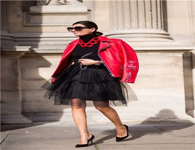 红色衣服怎么搭配包包 红色衣服怎么洗不掉色