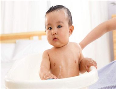 夏天寶寶用什麼沐浴露好 給寶寶沐浴應該注意些什麼