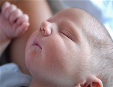 新生儿红疹该怎么办 新生儿红疹是什么原因