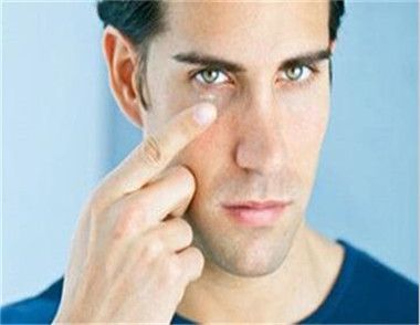 男性黑眼圈严重是怎么回事 男性黑眼圈严重怎么办