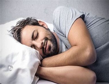 男人晚上睡覺出虛汗正常嗎 夜間男人出汗有什麼危害