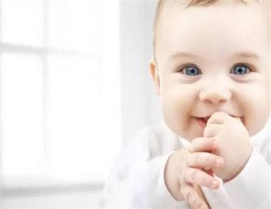 寶寶吃手好嗎  寶寶吃手的原因有哪些