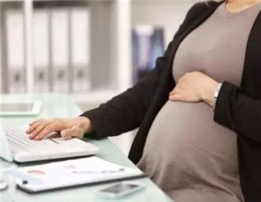 怀孕期间公司可以辞退员工吗 孕妇被公司裁员该如何赔偿