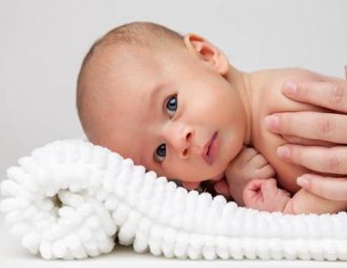 新生儿缺氧的症状是什么 新生儿缺氧的原因有哪些