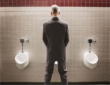 夏天尿黄尿少怎么回事 吃什么食物可以治疗致尿黄