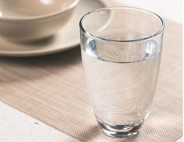 早晨第一杯水可以喝淡鹽水嗎 早晨第一杯水喝什麼
