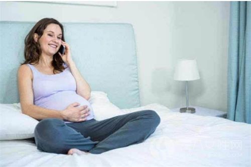 孕妇玩手机对胎儿有影响吗.png
