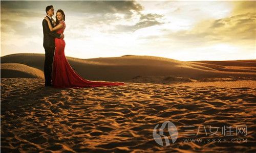 沙漠拍婚纱照怎么搭配
