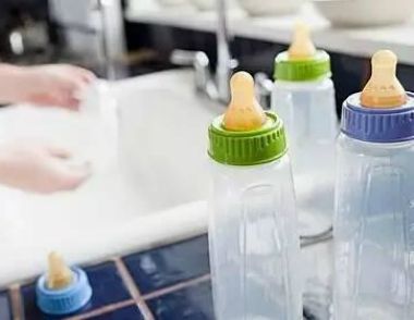 奶瓶怎麼清洗才幹淨 如何給嬰兒奶瓶消毒