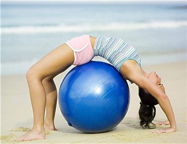 如何利用瑜伽球减肥 练习瑜伽球的好处是什么