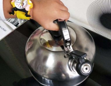 兩歲男童迷燒水壺是什麼情況 為什麼孩子會特別迷戀某件物品