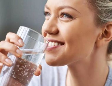邊吃飯邊喝水會消化不良嗎 邊吃飯邊喝水對身體有什麼影響