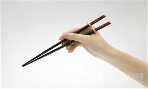 宝宝应该在什么年龄开始学习使用筷子