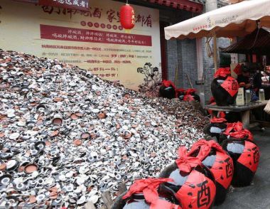 游客排队喝摔碗酒是怎么回事 西安摔碗酒多少钱一碗