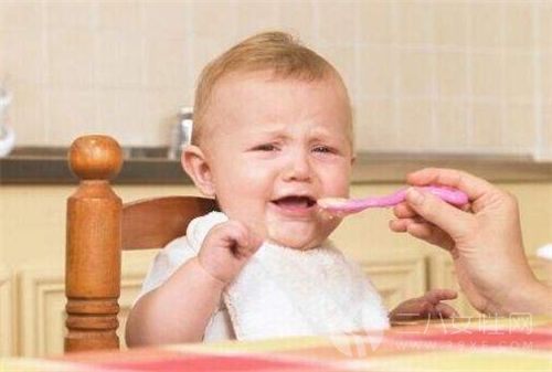什么时候训练宝宝自己吃饭