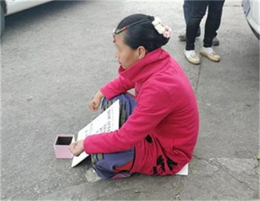 丽江现奇葩乞讨女是怎么回事 这名女子乞讨的原因是什么
