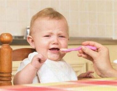什麼時候訓練寶寶自己吃飯 如何培養寶寶自己吃飯的習慣
