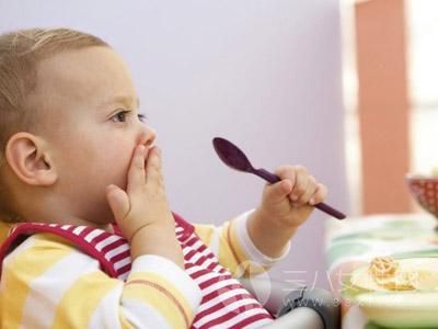 什么时候训练宝宝自己吃饭