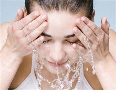 夏天洗臉用冷水好還是溫水好 夏天洗臉的注意事項