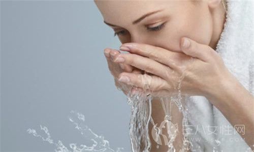 夏天洗脸的正确方法是什么