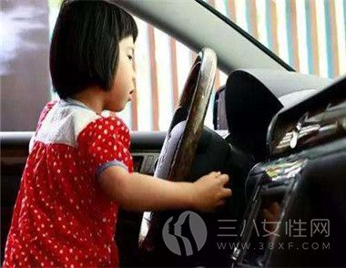 怎么防止儿童所在汽车内.jpg