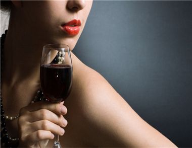 女人喝紅酒有什麼好處 女人喝紅酒需要注意些什麼