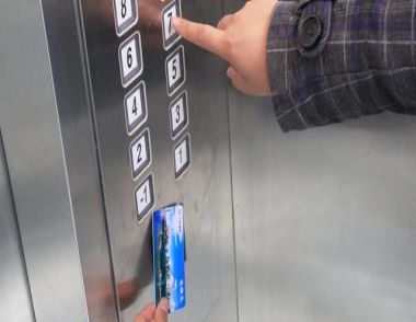 电梯刷卡有什么好处 乘坐电梯要注意什么